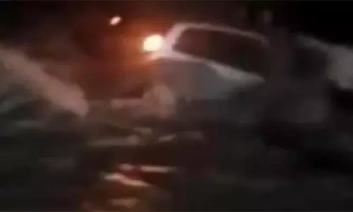 கோவையில் கனமழையால் ஏற்பட்ட திடீர் வெள்ளத்தில் அடித்துச் செல்லப்பட்ட கார்கள்