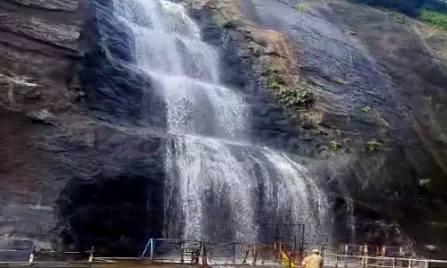 வெள்ளப்பெருக்கு குறைந்ததால் குற்றாலத்தில் சுற்றுலாப் பயணிகள் குளிக்க அனுமதி