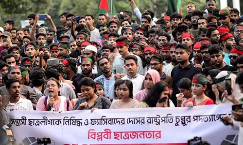 வங்காளதேச அதிபர் பதவி விலகக் கோரி மாணவர்கள் போராட்டம்