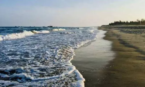 டானா புயல்: புதுச்சேரியில் திடீரென கடல் உள்வாங்கியது