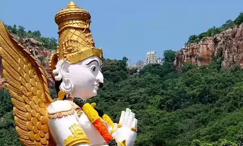 அதிசயக் கருடாழ்வார் சொல்லும் செய்தி