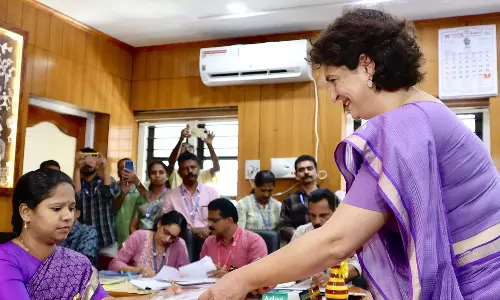 பிரியங்கா காந்தியின் கையில் ரூ.52 ஆயிரம் மட்டுமே உள்ளது- பிரமாணப்பத்திரத்தில் தகவல்