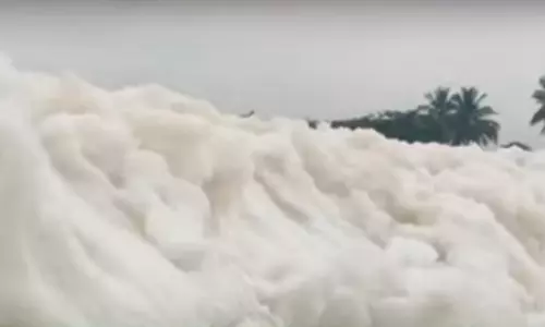 ஓசூர் கெலவரப்பள்ளி அணையில் இருந்து பொங்கி வரும் ரசாயன நுரை