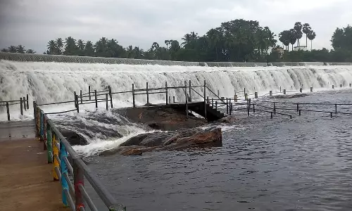 கொடிவேரி தடுப்பணையில் சுற்றுலா பயணிகள் குளிக்க தடை
