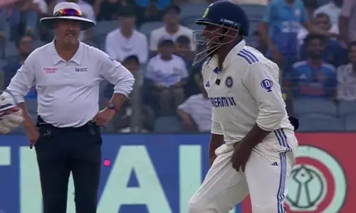 அந்த இடத்தில் அடிவாங்கிய சர்பராஸ் கான்.. அவர் தான் அப்பா ஆகிட்டாரே-ரவி சாஸ்திரி கமென்ட் வைரல்