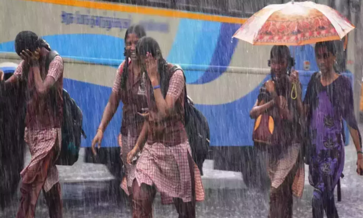 கனமழை எதிரொலி: கன்னியாகுமரியில் நாளை பள்ளிகளுக்கு விடுமுறை