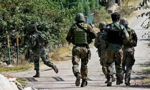 ஜம்மு காஷ்மீரில் ராணுவ வாகனம் மீது பயங்கரவாதிகள் தாக்குதல்: வீரர்கள் உள்பட 4 பேர் பலி