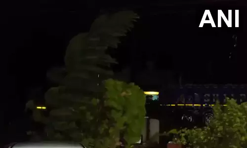 ஒடிசாவில் கரையை கடக்கத் தொடங்கியது டானா புயல்