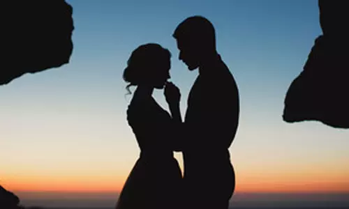 தங்க நாணயங்களை பறிகொடுத்த என்ஜினீயர்- டேட்டிங் அழகி கைவரிசை