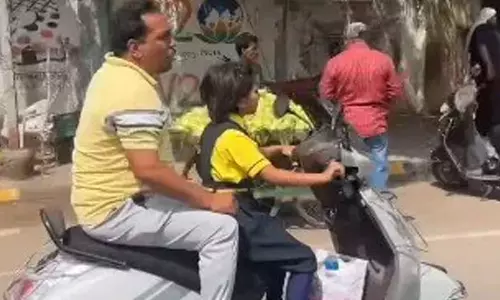 மொபட் ஓட்டிய சிறுமி... விவாதத்தை ஏற்படுத்திய வீடியோ