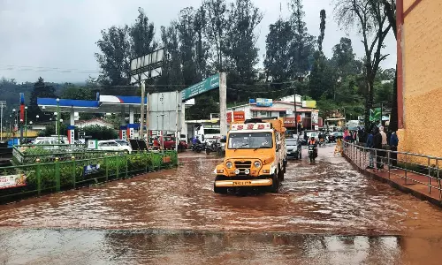 ஊட்டியில் 2 மணி நேரம் கொட்டிய மழை: கடும் குளிரால் இயல்பு வாழ்க்கை பாதிப்பு
