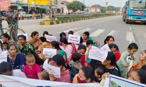 கடமை என்ற பெயரில் வீட்டுக்கு வருவதே இல்லை... போலீஸ்காரர்களின் மனைவிகள் குழந்தைகளுடன் போராட்டம்