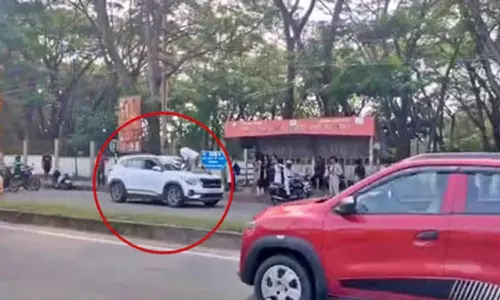 கர்நாடகாவில் பேனட்டில் தொங்கியபடி போலீஸ்காரரை இழுத்து சென்ற கார்