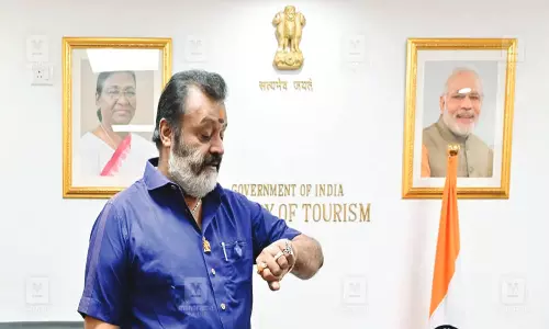 அரசு வாகனம் வராததால் ஆட்டோவில் பயணம் செய்த சுரேஷ்கோபி எம்பி