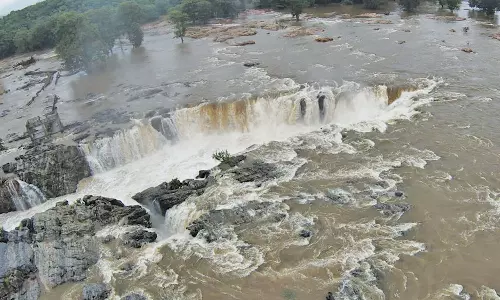 ஒகேனக்கல் காவிரி ஆற்றில் நீர்வரத்து 35 ஆயிரம் கனஅடியாக அதிகரிப்பு- குளிக்க, பரிசல் இயக்க தடைநீடிப்பு