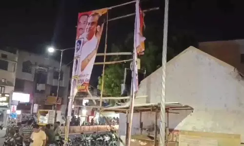 தமிழக வெற்றிக் கழக கட்சி பேனர் கிழிப்பு- நிர்வாகிகள் குவிந்ததால் பரபரப்பு