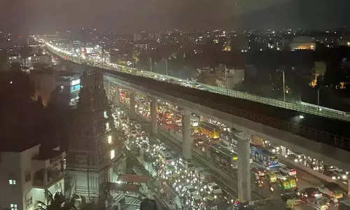 தொடர்மழையால் தேங்கிய வெள்ளம்- பெங்களூருவில் 2 கி.மீ., தூரத்தை கடக்க 2.30 மணி நேரம்! வாகன ஓட்டிகள் அவதி