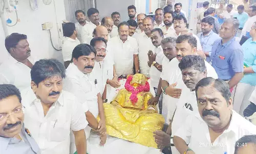 தேவர் குருபூஜை விழாவையொட்டி 13 கிலோ தங்க கவசம் அ.தி.மு.க. பொருளாளர் திண்டுக்கல் சீனிவாசனிடம் ஒப்படைப்பு