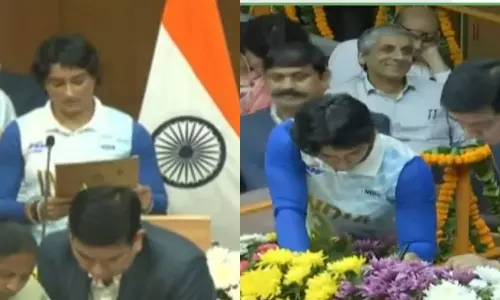 இந்தியா ஜெர்சி அணிந்து அரியானா சட்டசபையில் எம்.எல்.ஏ.வாக பதவியேற்ற வினேஷ் போகத் - வீடியோ