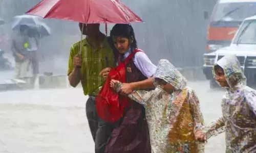 கனமழை எதிரொலி- தேனியில் நாளை பள்ளிகளுக்கு விடுமுறை