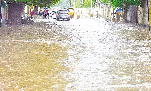 மதுரை தமுக்கம் காந்திமியூசிய சாலையில் மழை நீர் தேங்கி நின்ற காட்சி
