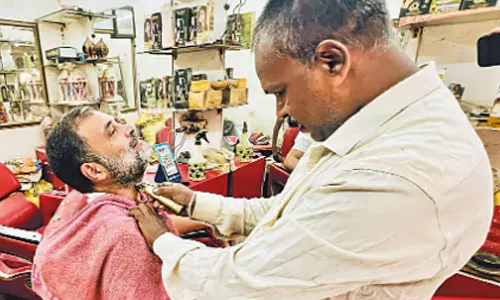 சலூன் கடைக்காரரின் குறைகளை கேட்டறிந்த ராகுல் காந்தி- மத்திய அரசு மீது குற்றச்சாட்டு