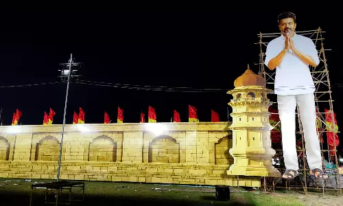 த.வெ.க. மாநாட்டு நுழைவாயிலில் வைக்கப்பட்டுள்ள விஜய் கட்அவுட்