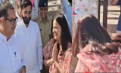 இந்த அடக்க ஒடுக்கம் கூட.. பாஜக தலைவரை 7 வினாடிகளில் 5 முறை தலைகுனிந்து வணங்கிய  கலெக்டர் - வீடியோ