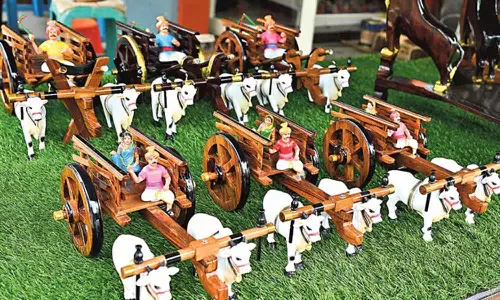 ஆந்திராவில் பாரம்பரியத்தை நினைவூட்டும் மாட்டு வண்டி பொம்மைகள்