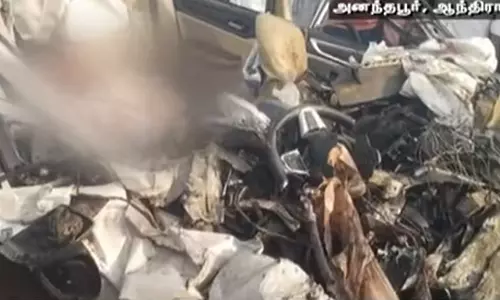 டயர் வெடித்து லாரிக்கு அடியில் சிக்கிய கார்- 6 பேர் உடல் நசுங்கி உயிரிழப்பு