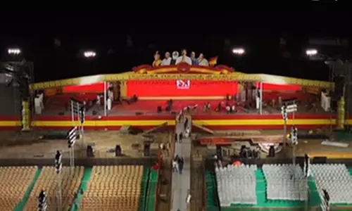 மாநாட்டு திடலுக்கு வருகை தந்த விஜய்- குழுவினருடன் ஆலோசனை