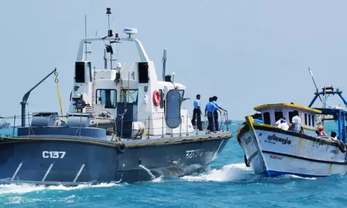 தமிழக மீனவர்கள் 12 பேரை சிறைபிடித்த இலங்கை கடற்படை