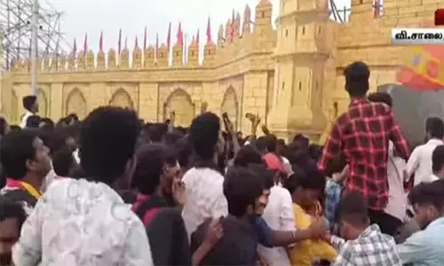 தவெக மாநாட்டில் அனுமதியின்றி நுழைந்த தொண்டர்கள்.... வெளியேற்றும் பவுன்சர்கள்