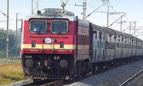 த.வெ.க. மாநாடு: ரெயிலில் இருந்து குதித்த இளைஞர் பலி? ரெயில்வே அதிகாரியின் உண்மை தகவல்