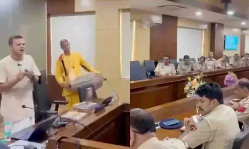 குற்ற தடுப்பு ஆய்வு கூட்டத்தில் பஜனை பாடும் அரியானா காவல்துறை? - வீடியோ வைரல்