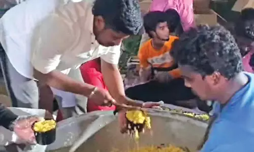 மாநாட்டுக்கு சென்ற தொண்டர்களுக்கு  திருச்சியில் சுடச்சுட உணவு தயாரித்து வழங்கப்பட்டது