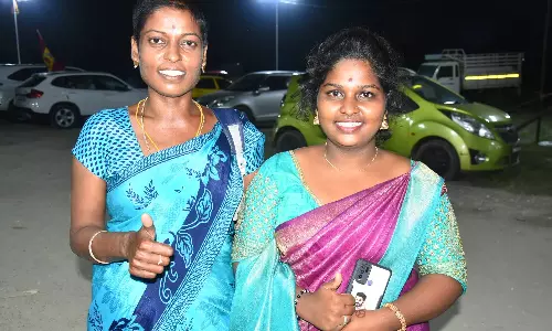 விஜய்யை பார்ப்பதற்காக மாநாட்டு திடலில் தாயுடன் விடிய விடிய காத்திருந்த மாணவி