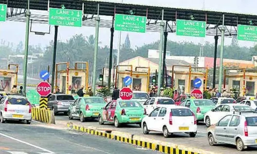 3 சுங்கச்சாவடிகளில் வாகனங்கள் இலவசமாக செல்ல அனுமதி- போலீசார் நடவடிக்கை