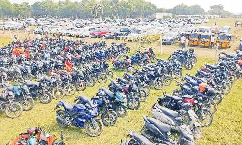 மாநாட்டு திடல் பகுதியில் நிரம்பி வழிந்த கார்-வேன்கள்: பஞ்சர் ஒட்ட தயார் நிலையில் மெக்கானிக்குகள்