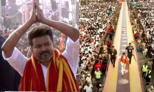 தொண்டர்கள் வீசிய அன்புக் கொடியை தோளில் அணிந்த விஜய்.. மேடையில் மொழிப்போர் தியாகிகளுக்கு மரியாதை