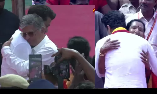 த.வெ.க. முதல் மாநாடு: தாய், தந்தையிடம் ஆசி பெற்று உரையை தொடங்கிய விஜய்