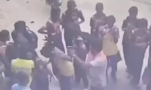 கை கடிகாரத்தை திருடியதாக நடுரோட்டில் மாணவியை தாக்கிய பி.டி சார் கைது