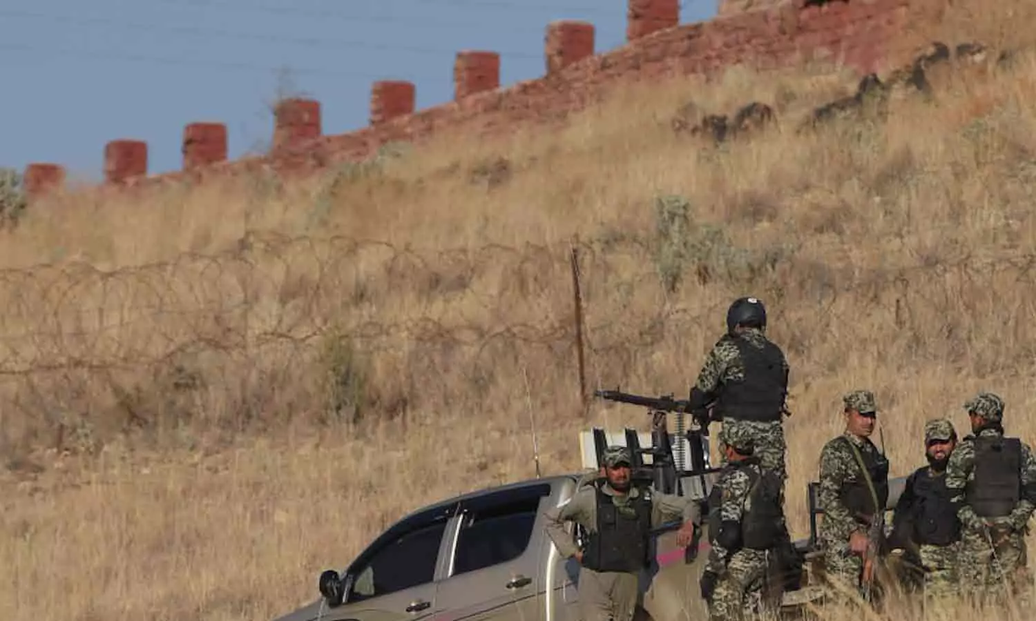 பாகிஸ்தானில் 4 பயங்கரவாதிகள் சுட்டுக்கொலை பாகிஸ்தானில் 4 பயங்கரவாதிகள் சுட்டுக்கொலை