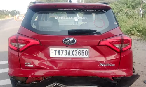 உளுந்தூர்பேட்டை அருகே திடீர் பிரேக் போட்டதால் 4 கார்கள் மோதி விபத்து- 2 பேர் படுகாயம்