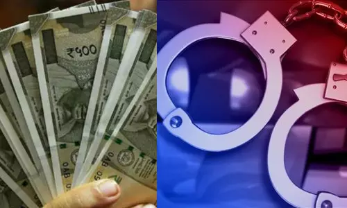 பள்ளி மாணவியை மிரட்டி பணம் பறித்த போலீஸ்காரர் கைது