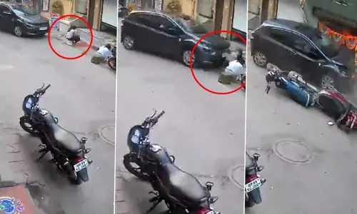 ரங்கோலி கோலமிட்ட பெண்கள் மீது சிறுவன் ஓட்டிவந்த கார் மோதி விபத்து- பதைபதைக்க வைக்கும் வீடியோ