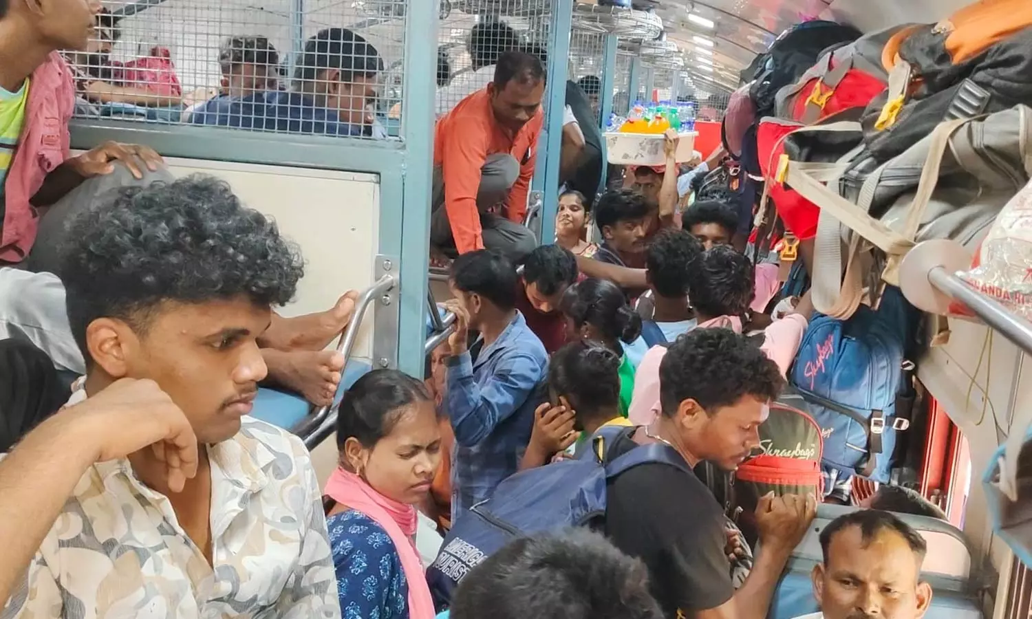 தீபாவளி பண்டிகை விடுமுறை- சொந்த ஊர்களுக்கு படையெடுத்து செல்லும்  வடமாநில தொழிலாளர்கள்