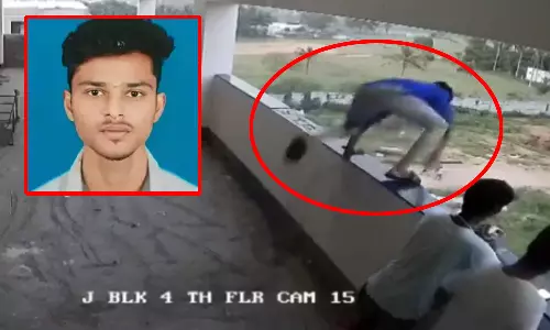 சூப்பர் பவர் இருப்பதாக நினைத்து 4-வது மாடியில் இருந்து கீழே குதித்த கல்லூரி மாணவர்