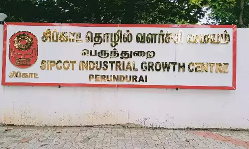 பெருந்துறை சிப்காட்டில் வரும் கரும்புகையால் பொதுமக்கள் அவதி: முற்றுகையிட்டு வாக்குவாதம்