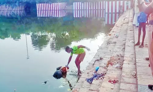 சமயபுரம் கோவில் தெப்பக்குளத்தில் மிதந்த 2 ஆண் பிணங்கள்-போலீசார் விசாரணை